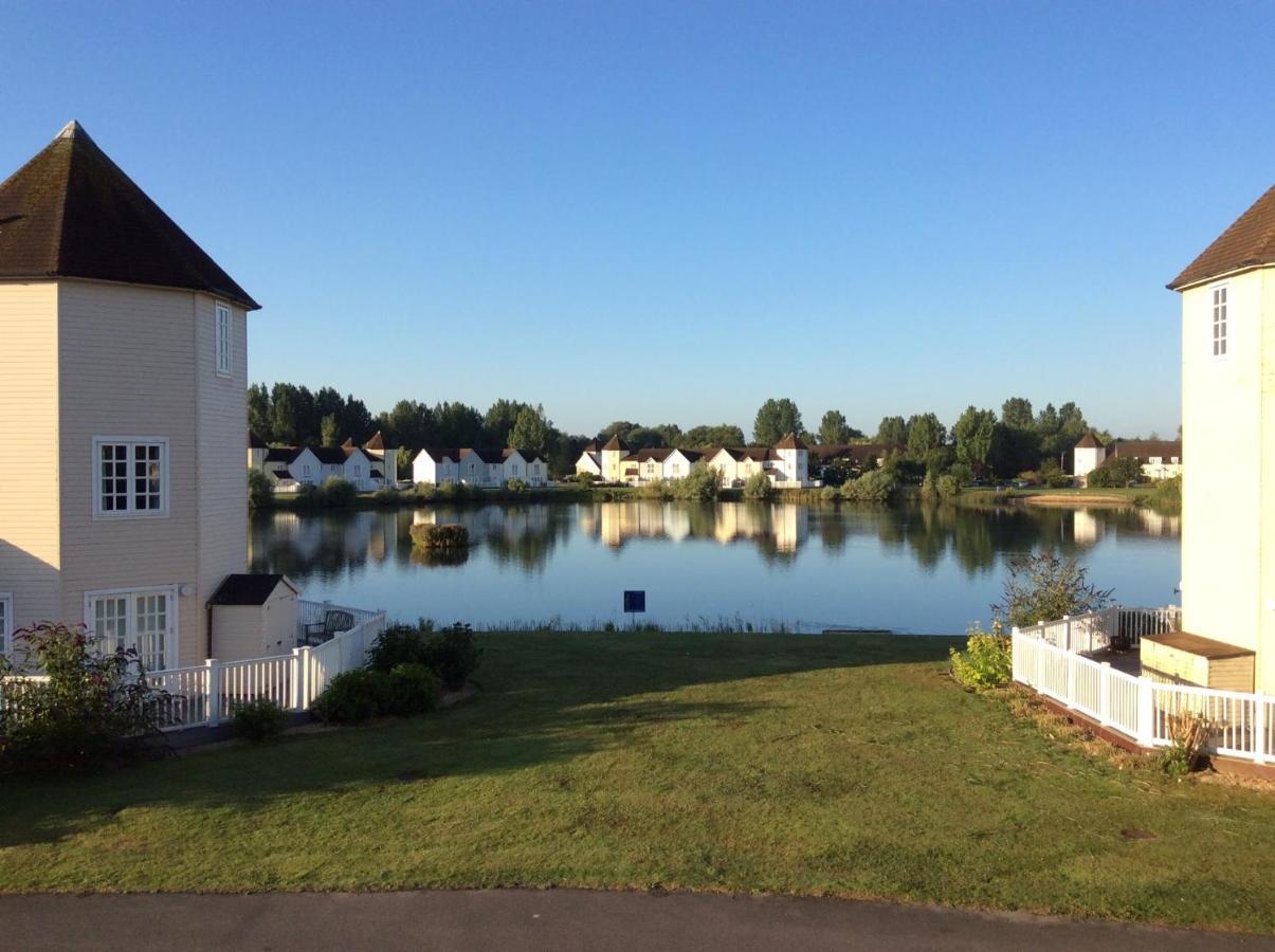 Liming Lodge - Lakeside Home In The Cotswolds South Cerney Buitenkant foto