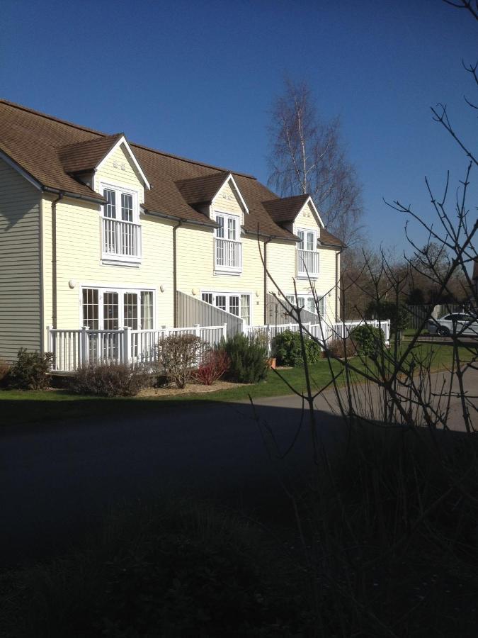 Liming Lodge - Lakeside Home In The Cotswolds South Cerney Buitenkant foto