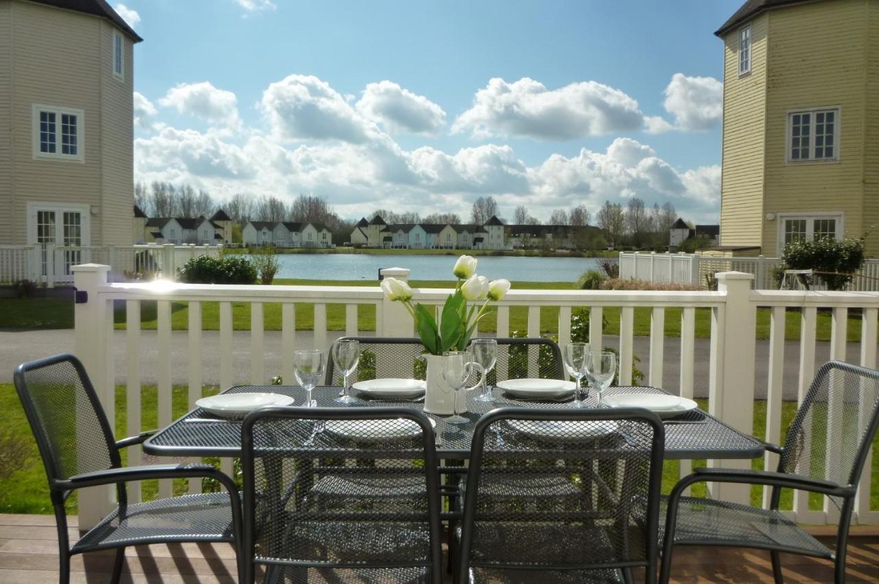 Liming Lodge - Lakeside Home In The Cotswolds South Cerney Buitenkant foto