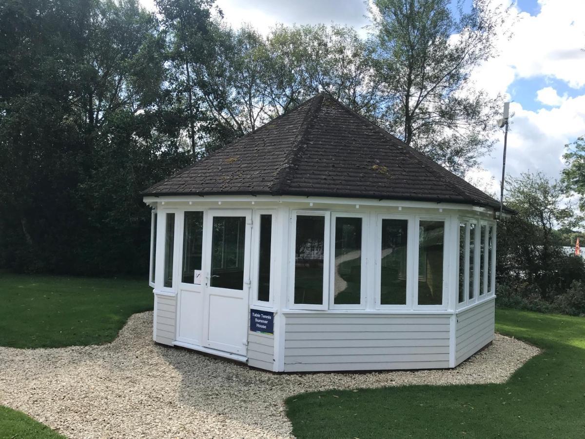 Liming Lodge - Lakeside Home In The Cotswolds South Cerney Buitenkant foto