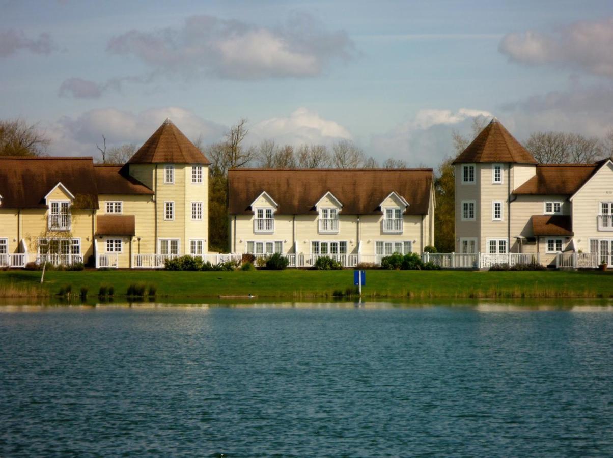 Liming Lodge - Lakeside Home In The Cotswolds South Cerney Buitenkant foto